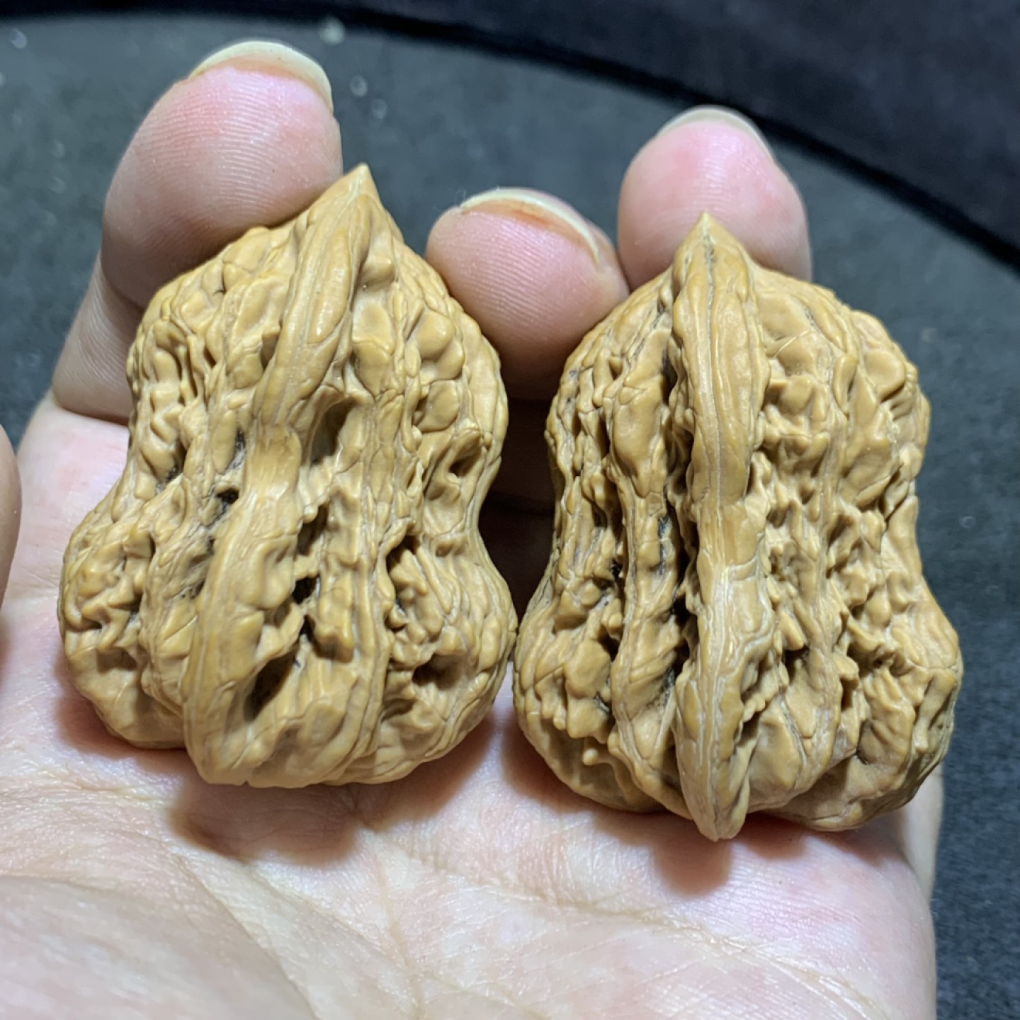 仅此一对，精美麦穗虎头异形葫芦文玩麻核桃一对！