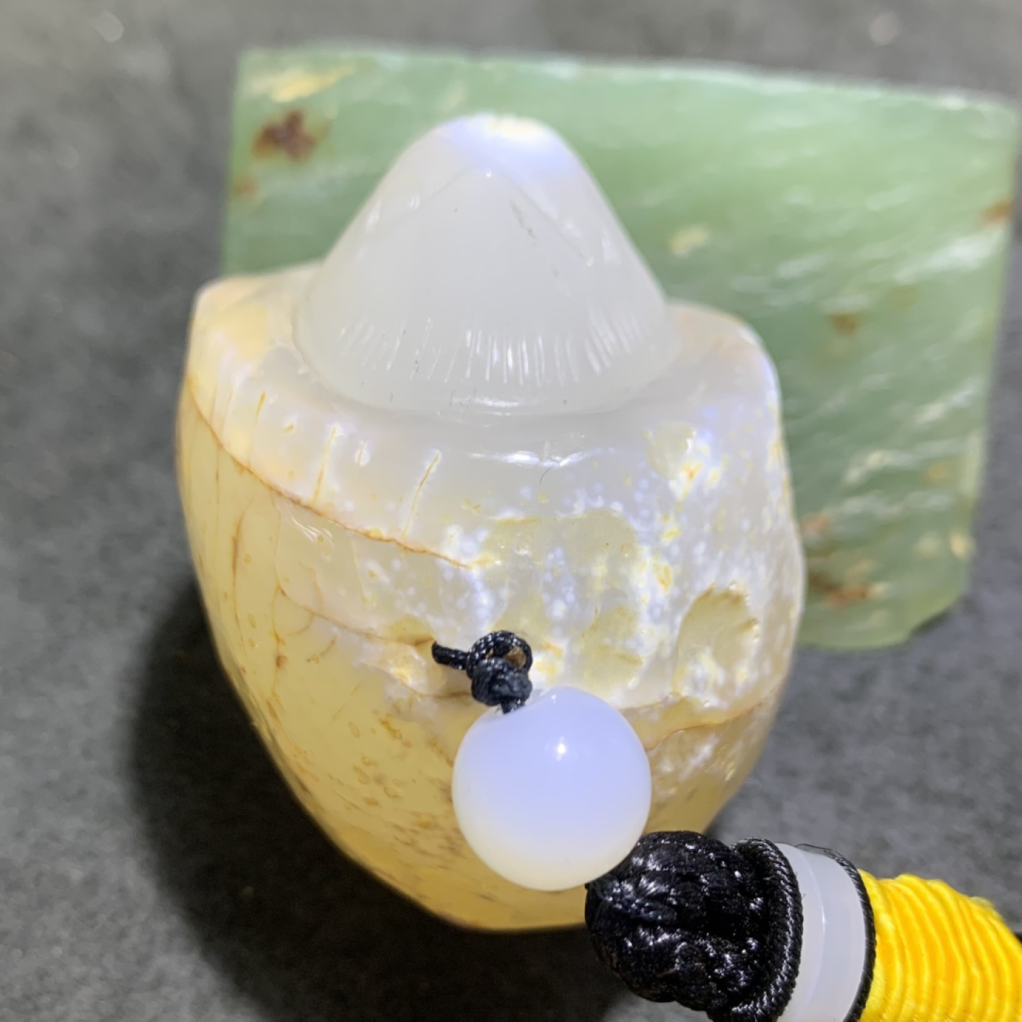 精美天然马达加斯加玛瑙雕刻小鸡出壳把件一个，