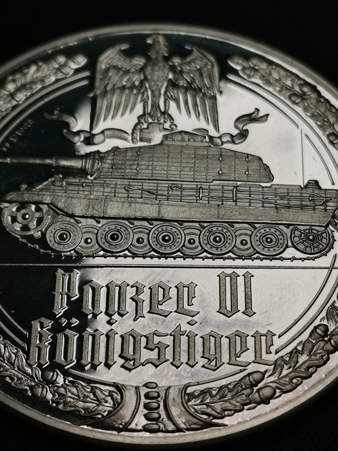 万国钱币拍卖第005期 第二次世界大战纪念章，1977年德国出品，一套共50枚，999高银，在主要战役、高级将领、新式武器等方面介绍了二战期间的战争历程，背面统一设计（见末图），可以视为钱币版的二战纪实录。统一直径50MM，重量35G，精制喷砂光边工艺制作，总重量达到1750KG。