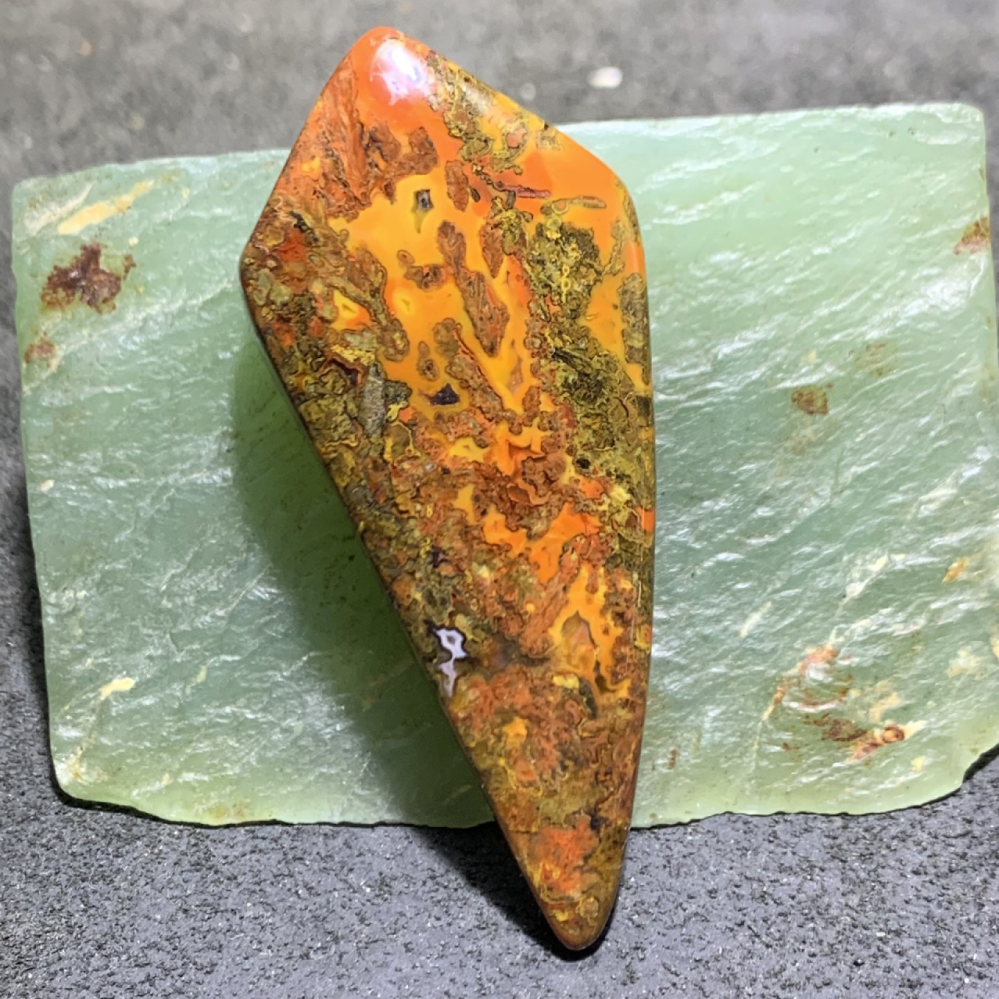 战国红玛瑙草花纹牙型吊坠一个，