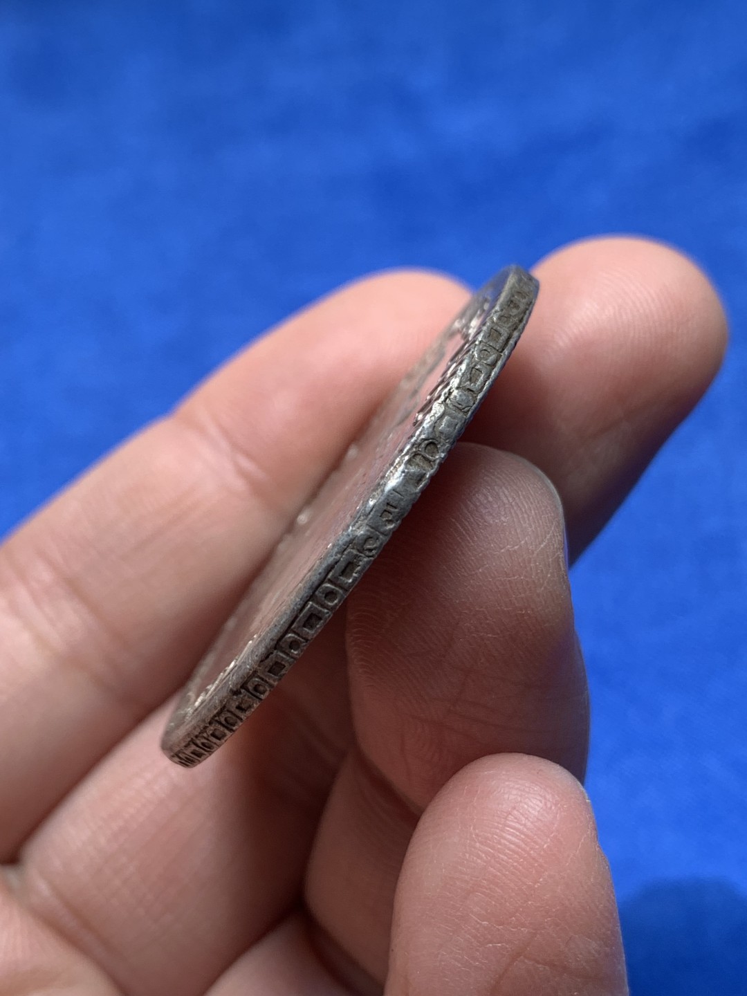 《竞宝斋》第148场-周日，周一 2场 (全场包邮) 墨西哥 1795年 卡洛斯四世 8R 双柱大银币 双面深打 脖子上有条项链痕迹 从背面痕迹来看 非人为 具体见图