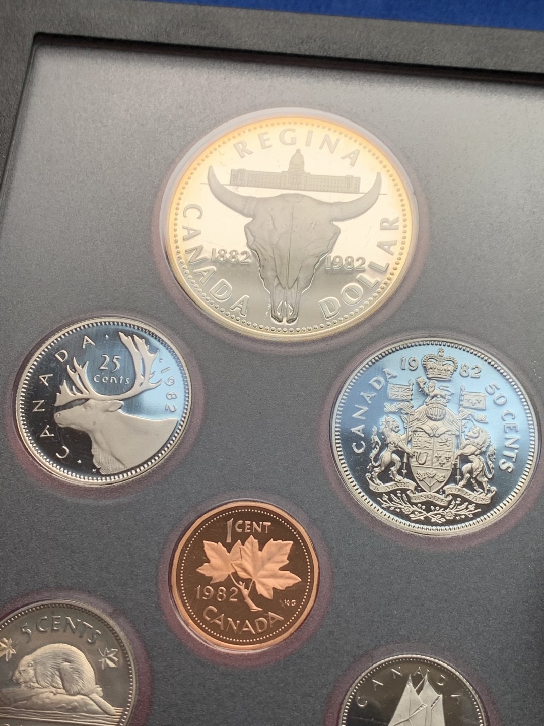 《竞宝斋》第148场-周日，周一 2场 (全场包邮) 加拿大1982年精制套币含一枚纪念银币
