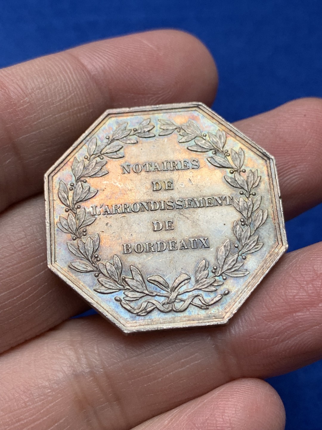 《竞宝斋》第148场-周日，周一 2场 (全场包邮) 法国1880-1898  公证人 八角银质代币 JETON 蓝绿彩包浆 33.5mm 17.4克 丰饶角+银标