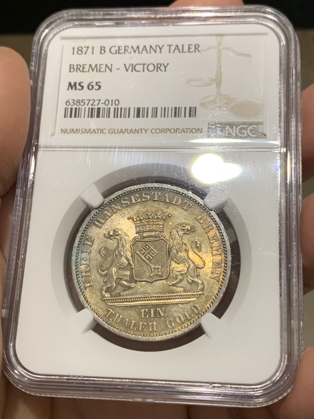 《竞宝斋》第148场-周日，周一 2场 (全场包邮) 高分收藏级！NGC-MS65 德国 1871年 不来梅 胜利泰勒银币 均匀暗金底色 外围蓝色环彩 GEM底光