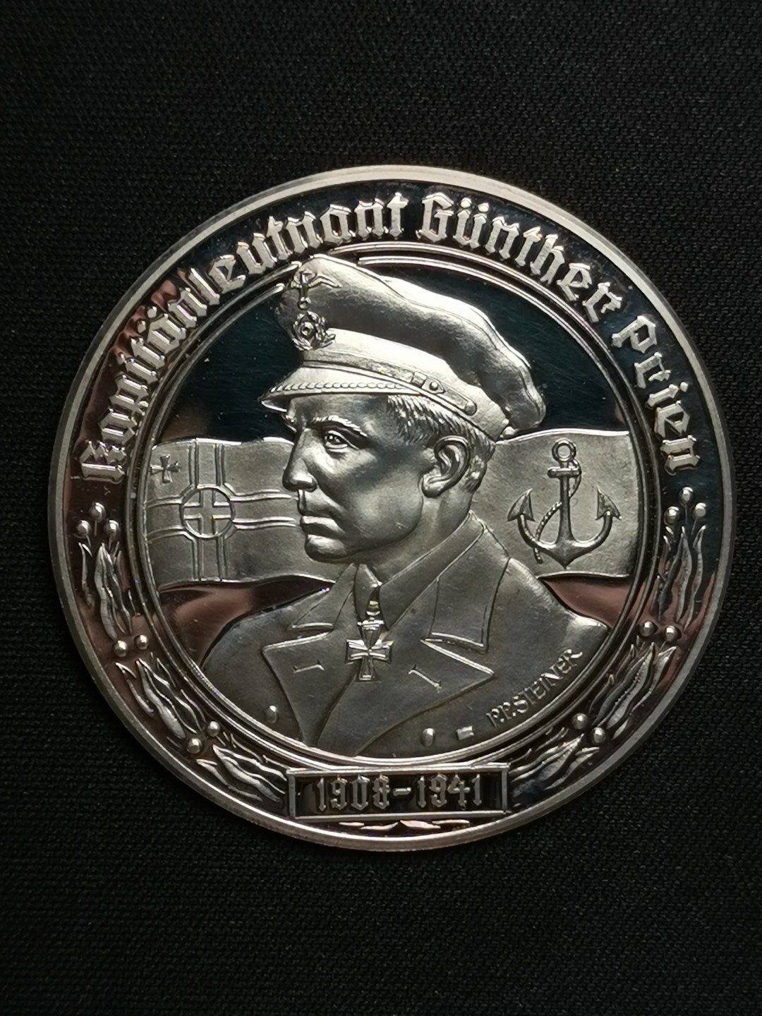 万国钱币拍卖第005期 第二次世界大战纪念章，1977年德国出品，一套共50枚，999高银，在主要战役、高级将领、新式武器等方面介绍了二战期间的战争历程，背面统一设计（见末图），可以视为钱币版的二战纪实录。统一直径50MM，重量35G，精制喷砂光边工艺制作，总重量达到1750KG。