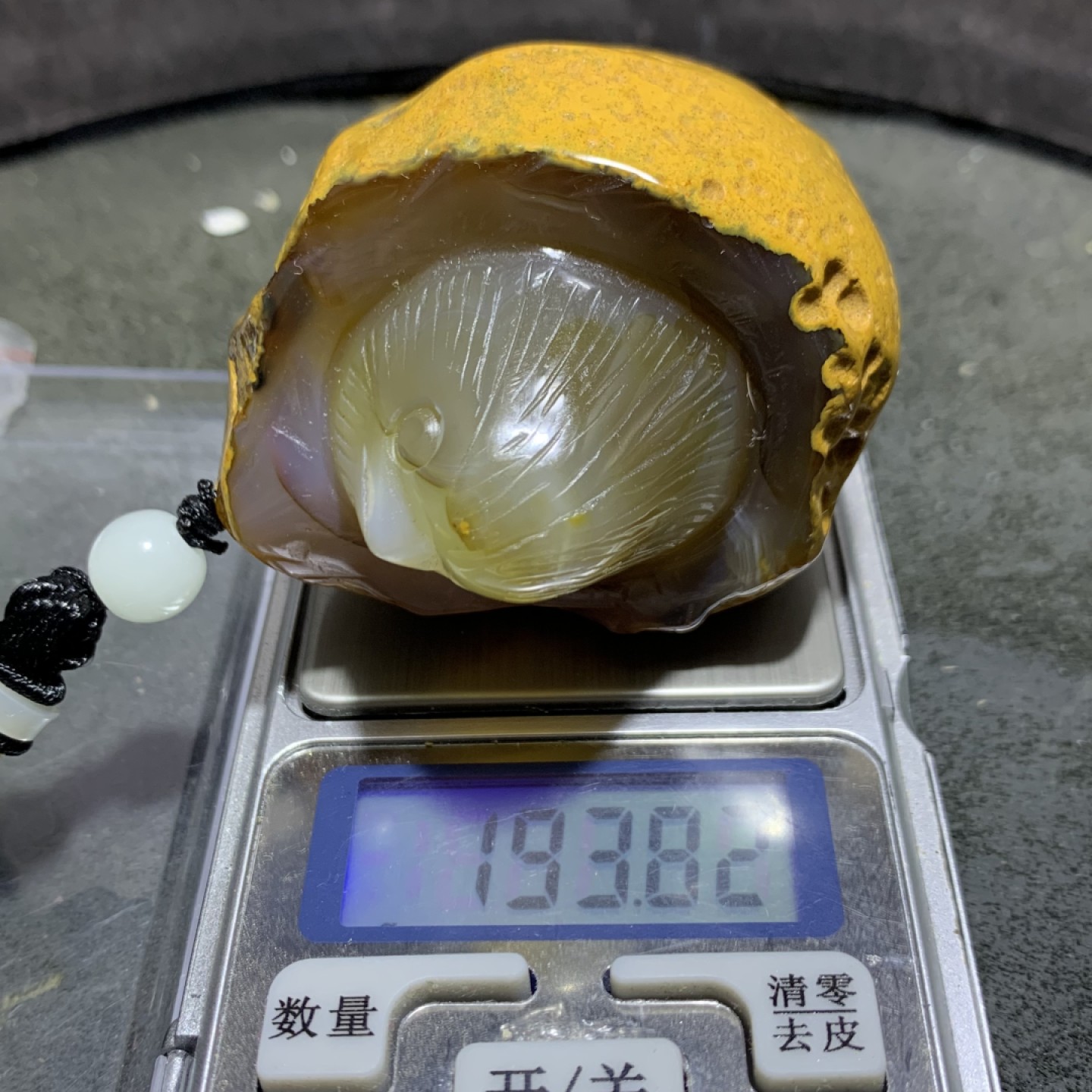 精美天然马达加斯加玛瑙雕刻小鸡出壳把件一个