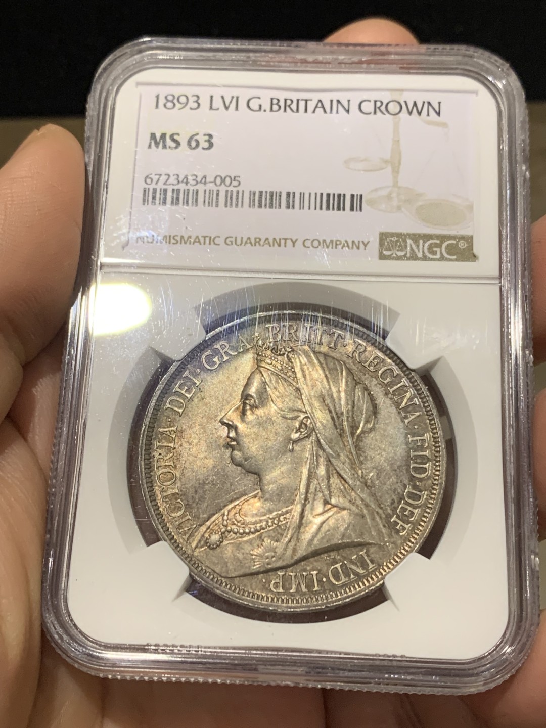 《竞宝斋》第148场-周日，周一 2场 (全场包邮) NGC-MS63 英国 1893年维多利亚 披纱 马剑银币 五彩转光 镜面底板