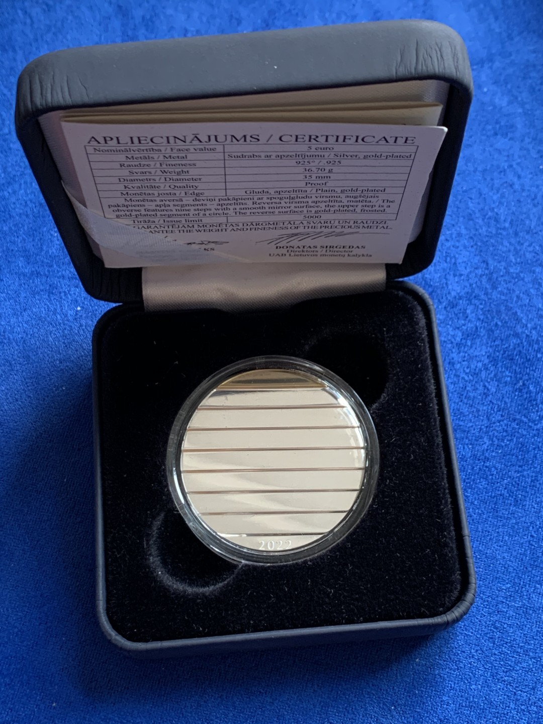 《竞宝斋》第148场-周日，周一 2场 (全场包邮) 少见原盒 拉脱维亚 2022年 上升主题5欧元镀金精制纪念银币 36.7克925银 全球限量5000枚 设计感慢慢 潜力获奖品种