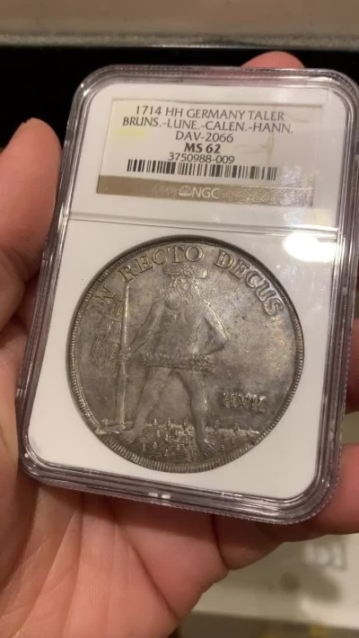 《竞宝斋》第148场-周日，周一 2场 (全场包邮) 唯一冠军分 NGC MS62 德国 布伦瑞克1714年 野人 泰勒大银币 脸部清晰 草裙飞扬 深彩包浆 一枚便是全部