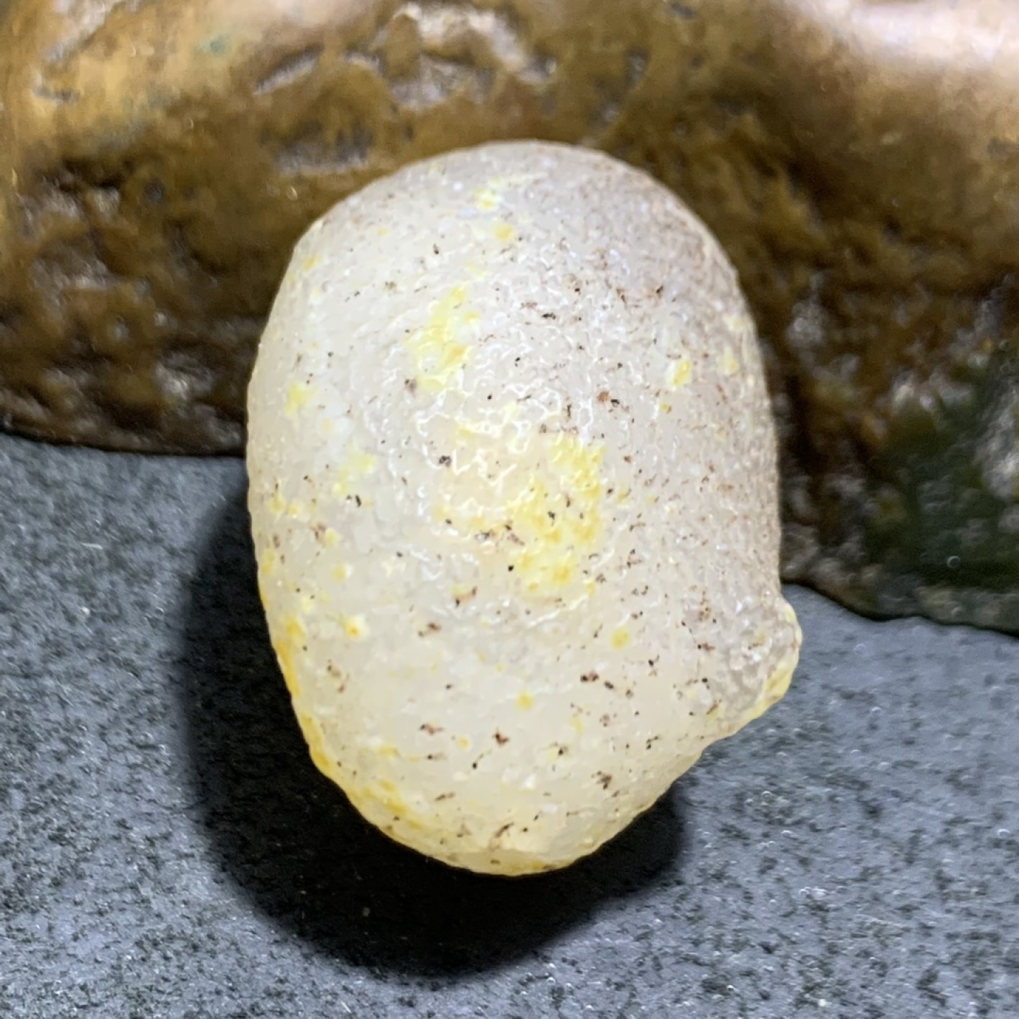 精美罕见冰透高玉化白眼石原石一颗，