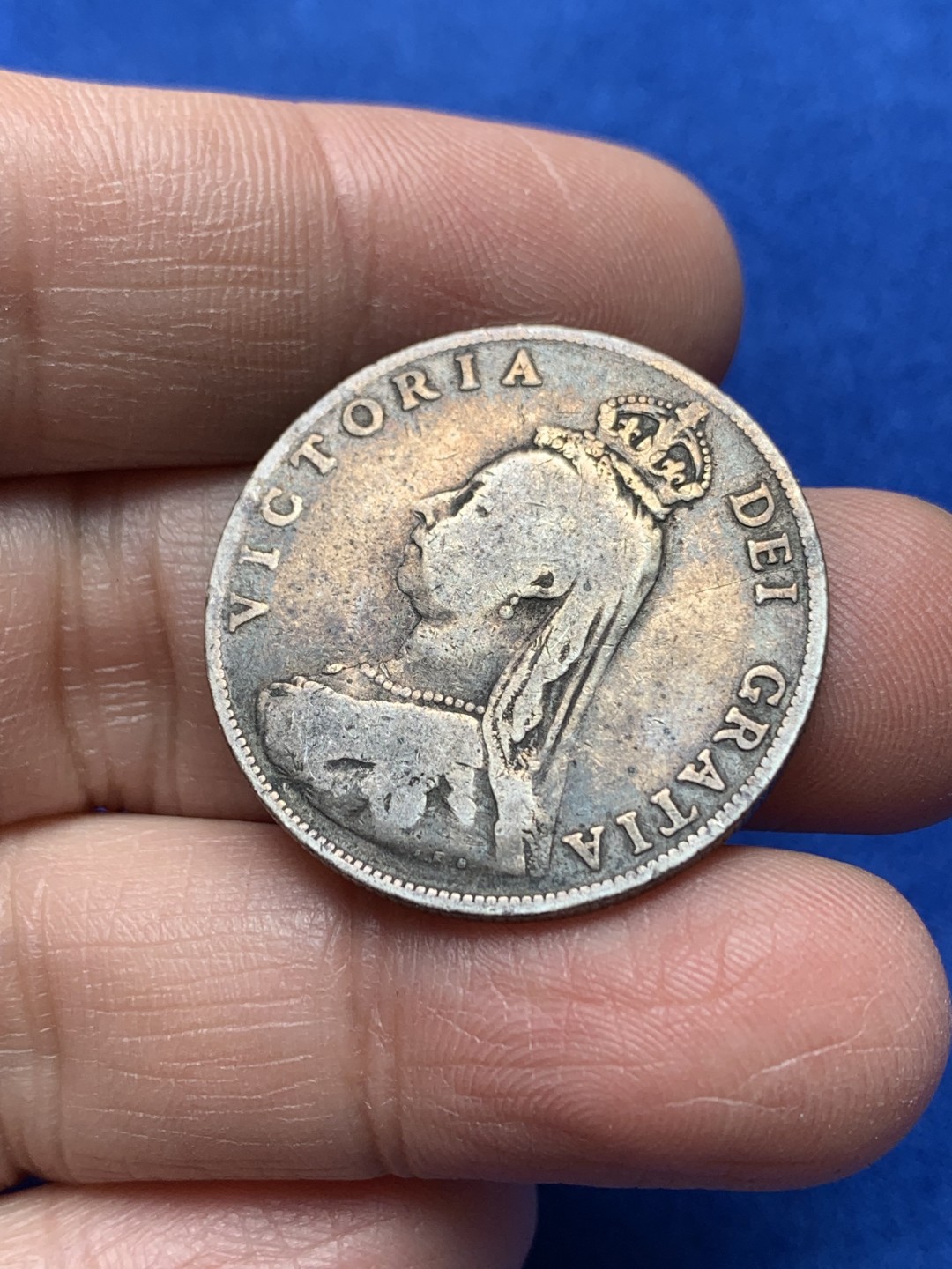 《竞宝斋》第148场-周日，周一 2场 (全场包邮) 英国 1887年 维多利亚女王 弗洛林 银币 刮痧版 10.8克 925银