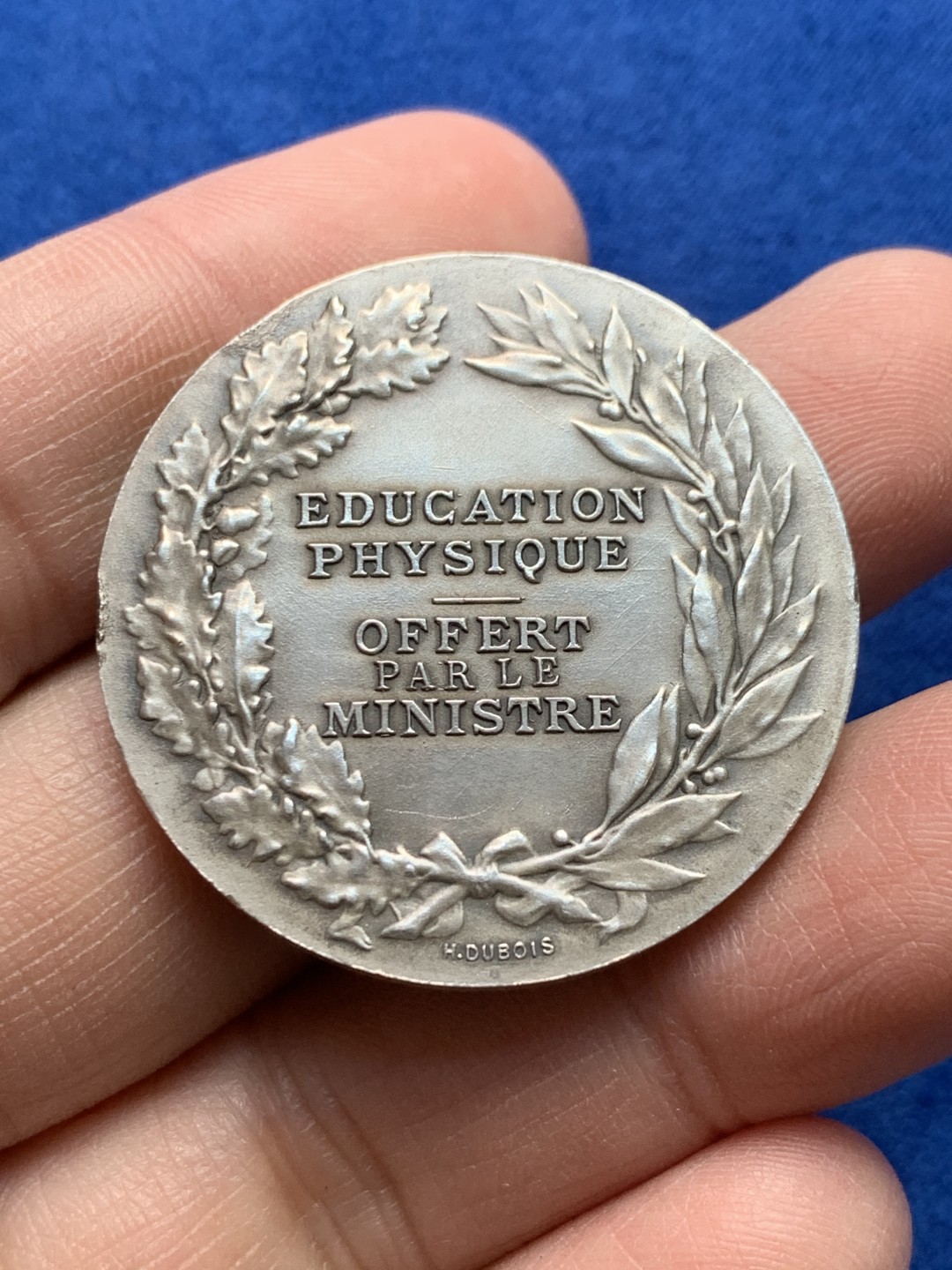 《竞宝斋》第148场-周日，周一 2场 (全场包邮) 法国 玛丽安娜 教育部艺术铜镀银章（原盒）   直径：36mm  重量：23.1g  边铭：丰饶角+铜标 蓝方盒