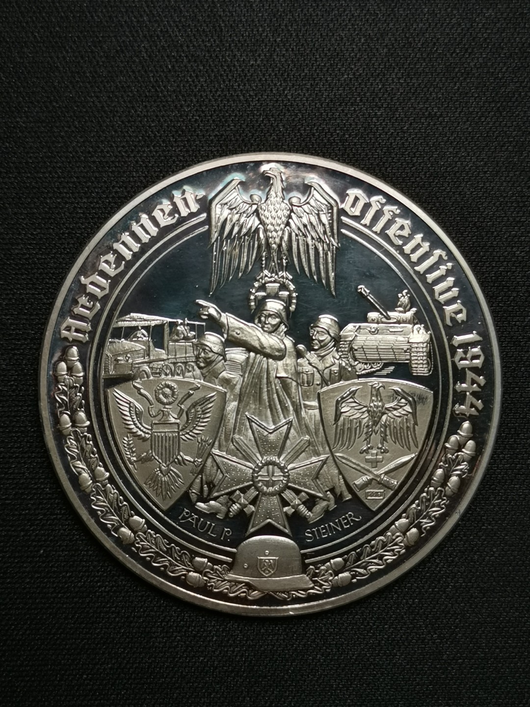 万国钱币拍卖第005期 第二次世界大战纪念章，1977年德国出品，一套共50枚，999高银，在主要战役、高级将领、新式武器等方面介绍了二战期间的战争历程，背面统一设计（见末图），可以视为钱币版的二战纪实录。统一直径50MM，重量35G，精制喷砂光边工艺制作，总重量达到1750KG。