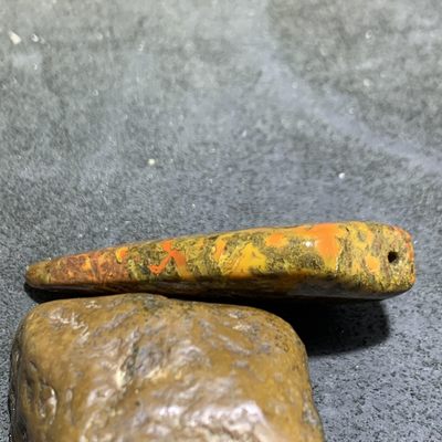 战国红玛瑙草花纹牙型吊坠一个， 战国红玛瑙草花纹牙型吊坠一个，