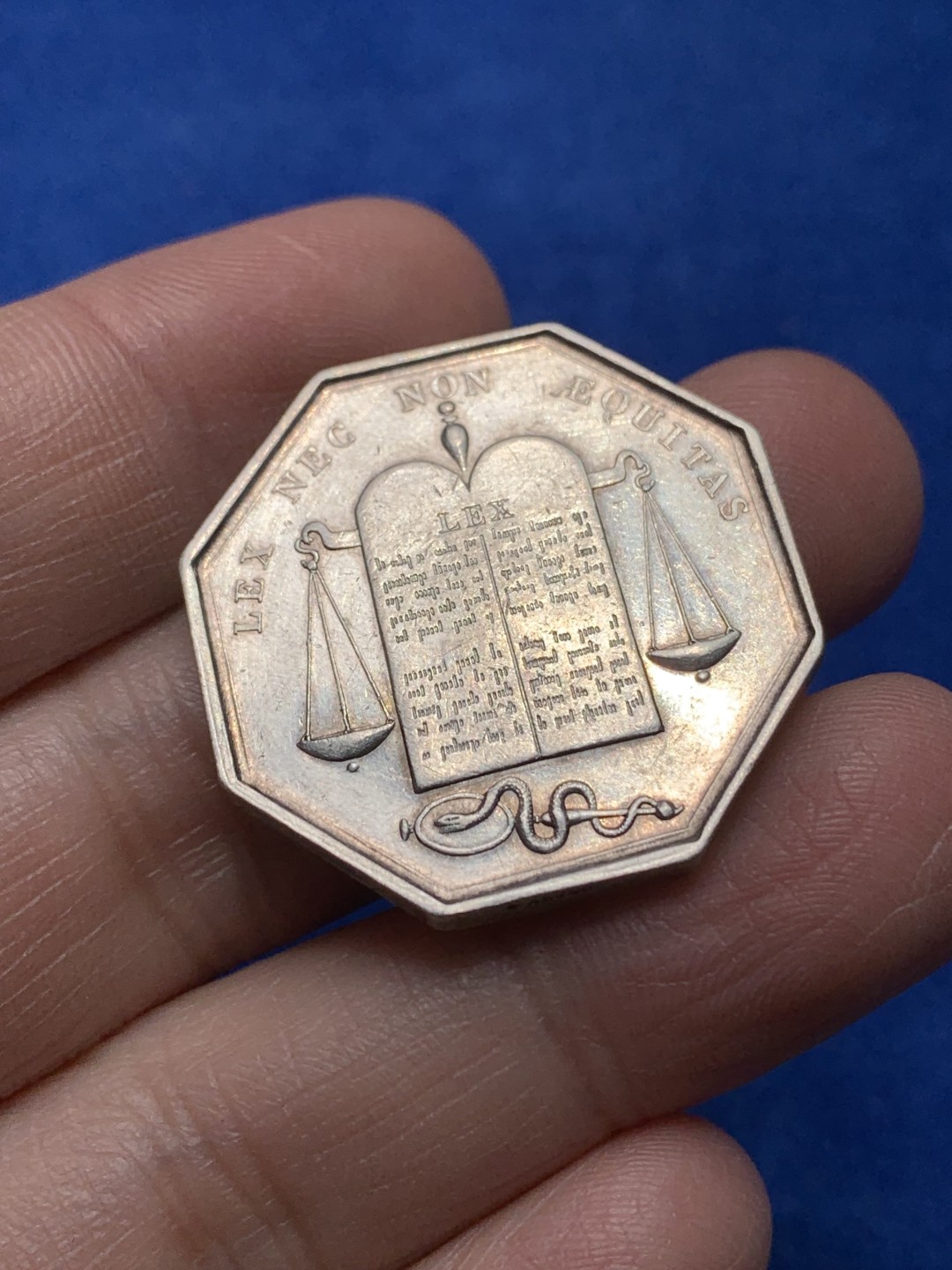 《竞宝斋》第148场-周日，周一 2场 (全场包邮) 法国 1860-1879 皮蒂维埃地区公证人 银质八角代币 16.24g，31mm，蜜蜂边铭，正面是代表公正的天平，和审慎之神标志的蛇镜之上的法律表。背面由月桂枝和橡树枝围绕而成