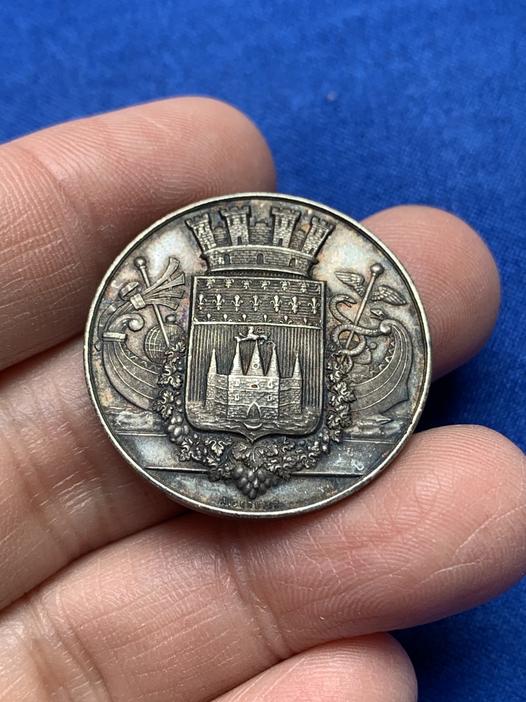 《竞宝斋》第148场-周日，周一 2场 (全场包邮) 法国 1879  波尔多制药公司 圆形银质代币 jeton 细节丰富 丰饶角边铭银标 30.1mm 13.7克