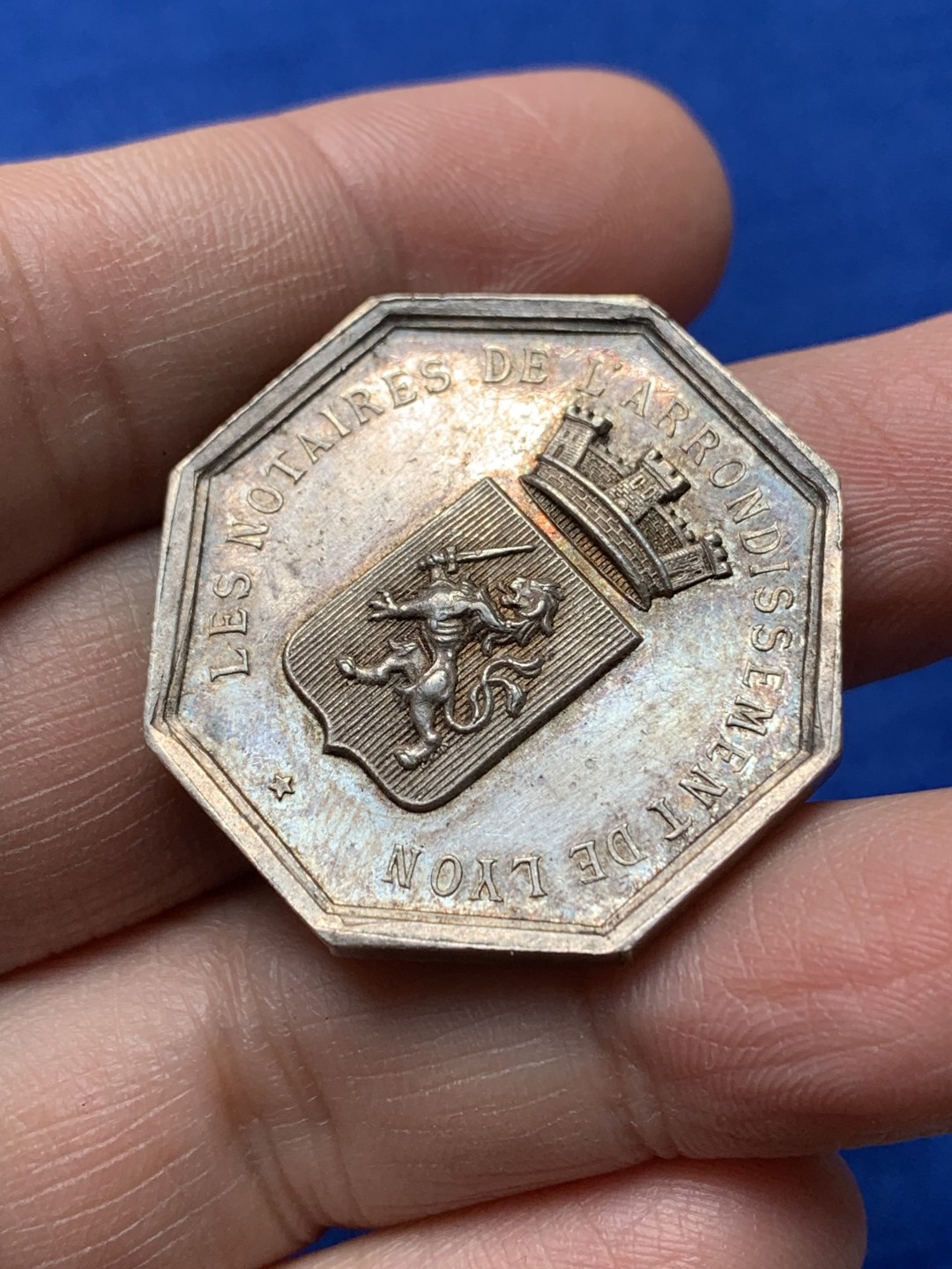 《竞宝斋》第148场-周日，周一 2场 (全场包邮) 法国 里昂市公证人 八角银质代币 jeton 17.2g 野猪头边铭 少见