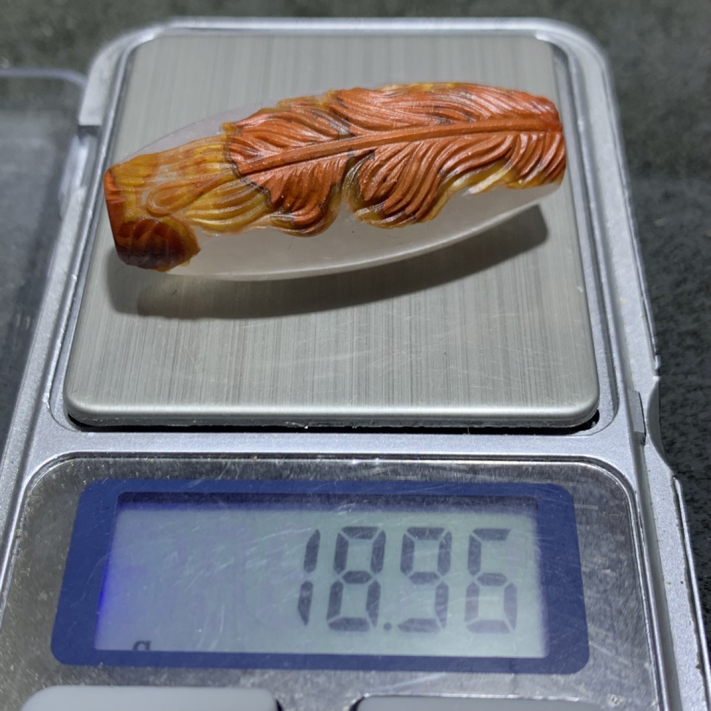 精美战国红玛瑙俏色巧雕羽毛桶珠一颗！