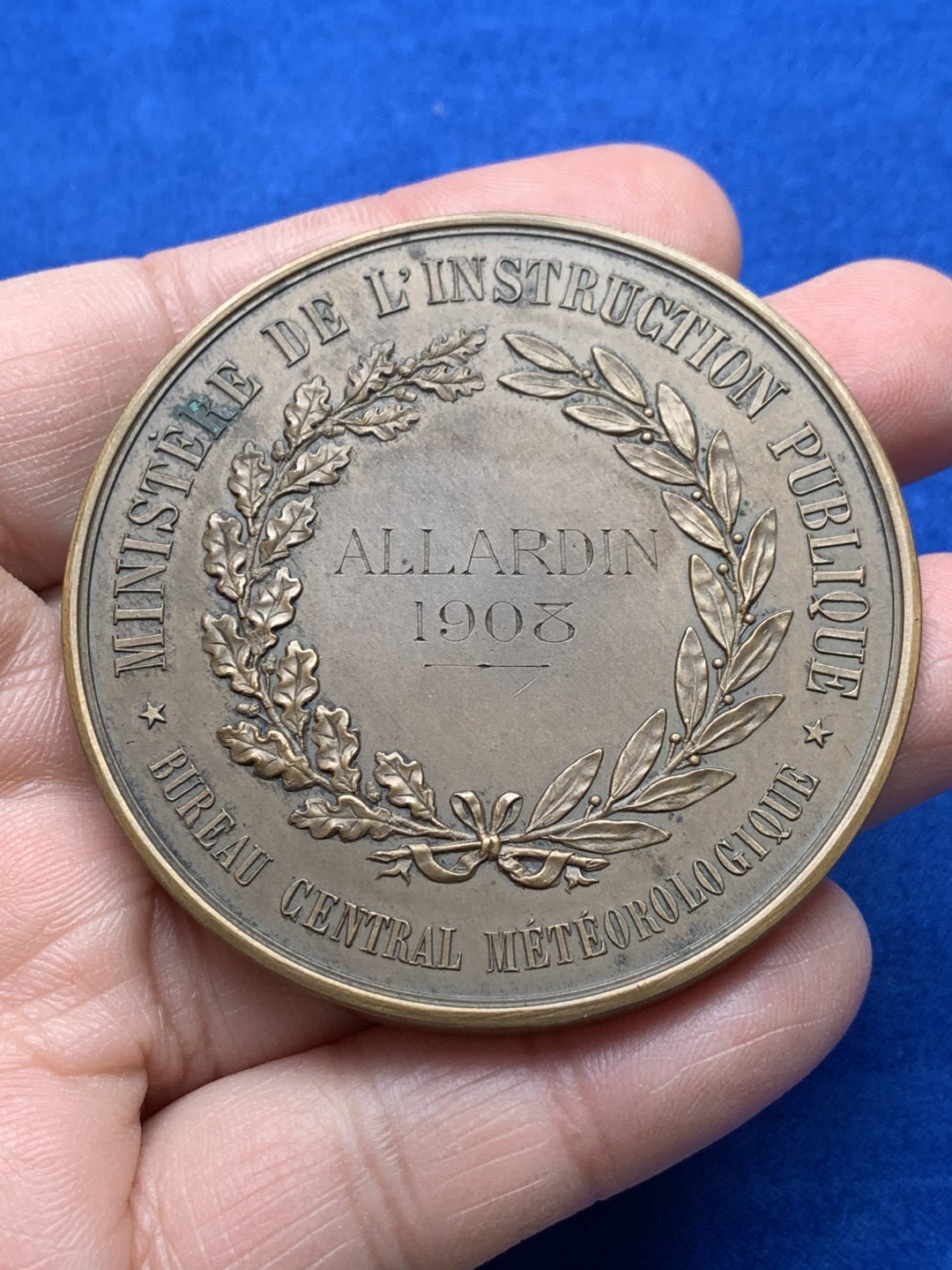 《竞宝斋》第148场-周日，周一 2场 (全场包邮) 法国 玛丽安娜 花环艺术 大铜章（原盒）直径：57mm  重量：89.8g  边铭：丰饶角+铜标 蓝圆盒