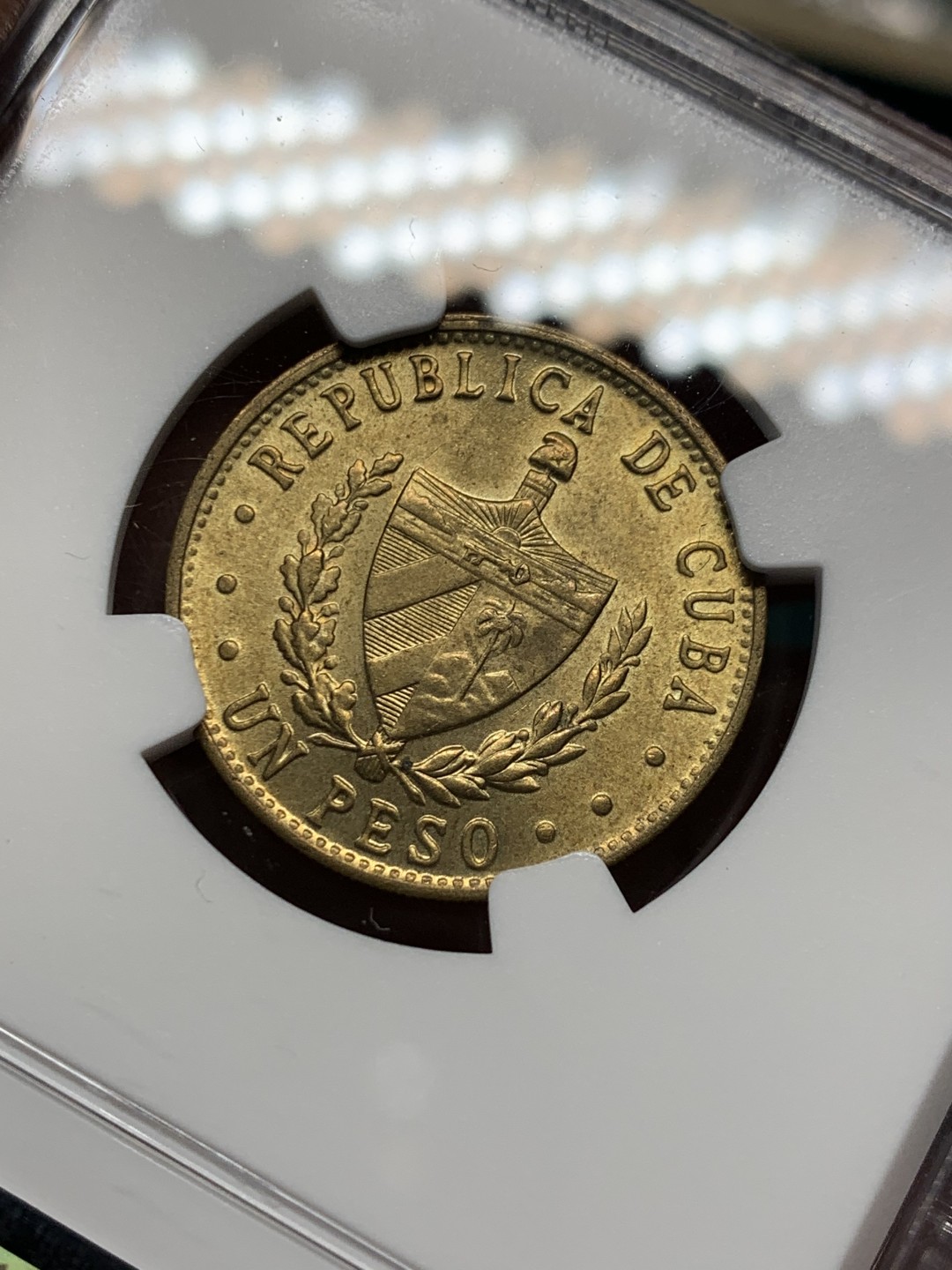 《竞宝斋》第148场-周日，周一 2场 (全场包邮) NGC-MS66 亚军分 古巴 1989年1比索五星黄铜币，流通版1比索，顶级高分，金光闪闪。复刻经典的五星设计