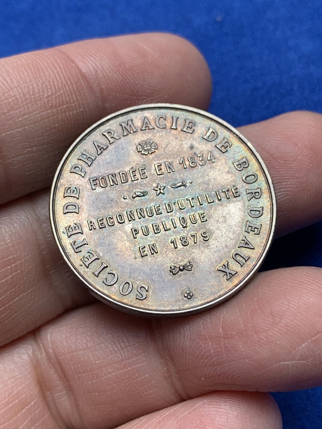 《竞宝斋》第148场-周日，周一 2场 (全场包邮) 法国 1879  波尔多制药公司 圆形银质代币 jeton 细节丰富 丰饶角边铭银标 30.1mm 13.7克