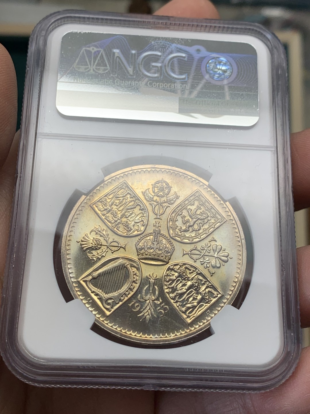 《竞宝斋》第148场-周日，周一 2场 (全场包邮) NGC-PF63 英国 1953年 伊丽莎白二世登基纪念精制1克朗 币面淡金色包浆 镜面效果好