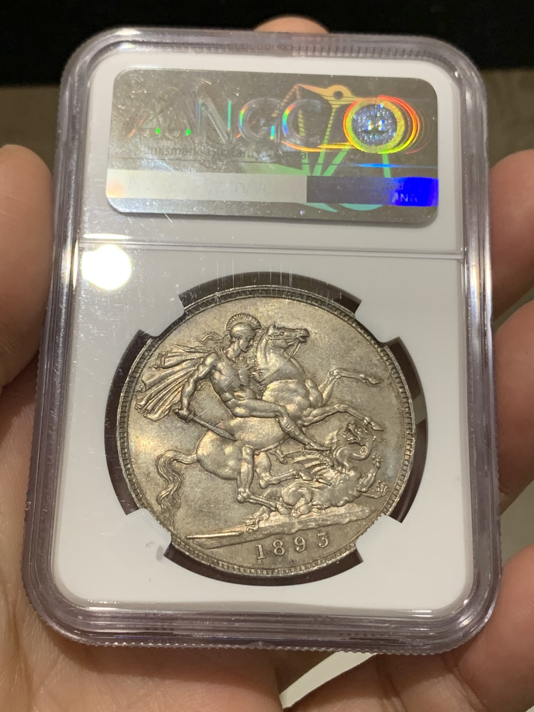 《竞宝斋》第148场-周日，周一 2场 (全场包邮) NGC-MS63 英国 1893年维多利亚 披纱 马剑银币 五彩转光 镜面底板