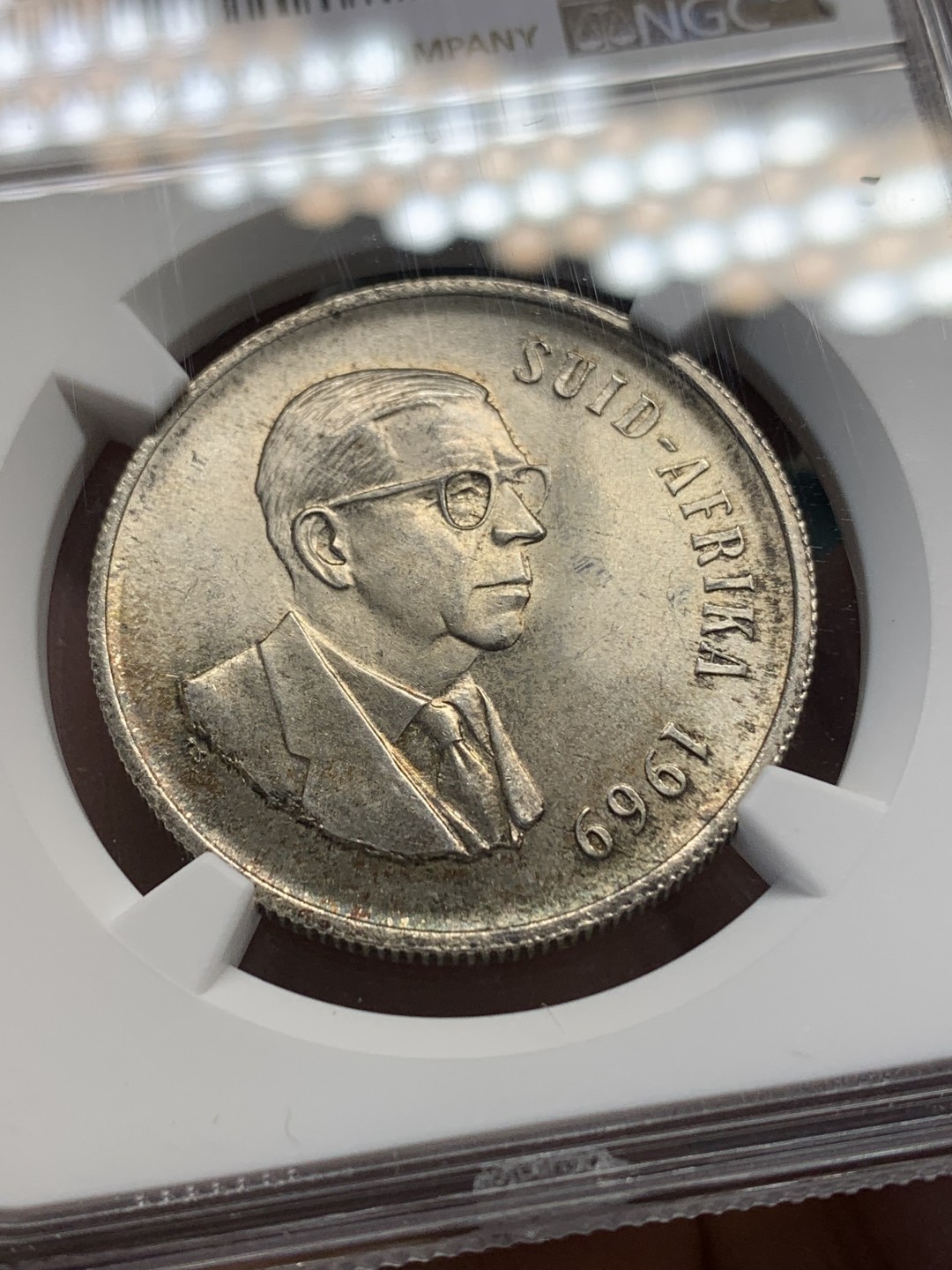 《竞宝斋》第148场-周日，周一 2场 (全场包邮) NGC-MS63 南非 1969维沃尔德1兰特银币 状态好 不多的品种