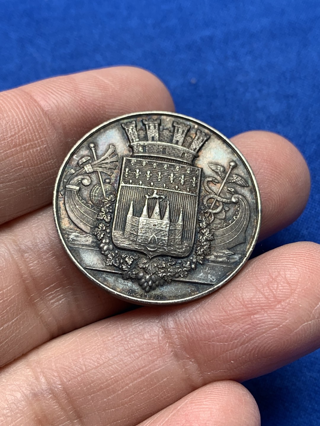 《竞宝斋》第148场-周日，周一 2场 (全场包邮) 法国 1879  波尔多制药公司 圆形银质代币 jeton 细节丰富 丰饶角边铭银标 30.1mm 13.7克