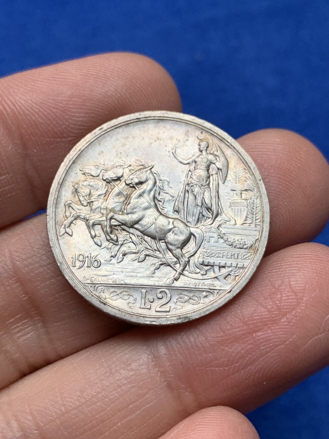 《竞宝斋》第148场-周日，周一 2场 (全场包邮) 意大利1916年 胜利马车2里拉银币 原光品