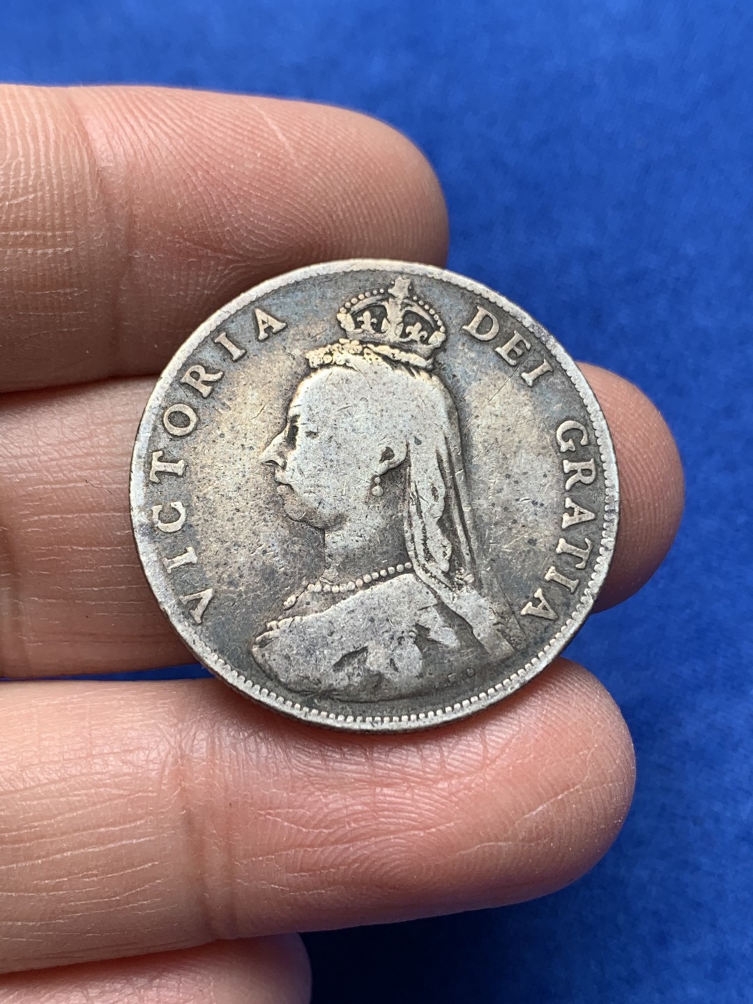 《竞宝斋》第148场-周日，周一 2场 (全场包邮) 英国 1887年 维多利亚女王 弗洛林 银币 刮痧版 10.8克 925银