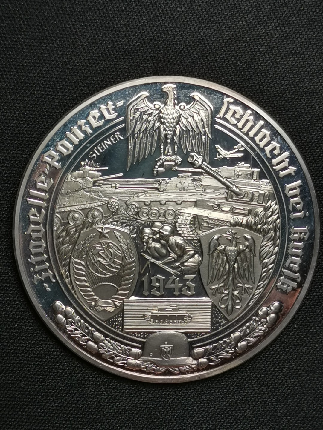 万国钱币拍卖第005期 第二次世界大战纪念章，1977年德国出品，一套共50枚，999高银，在主要战役、高级将领、新式武器等方面介绍了二战期间的战争历程，背面统一设计（见末图），可以视为钱币版的二战纪实录。统一直径50MM，重量35G，精制喷砂光边工艺制作，总重量达到1750KG。