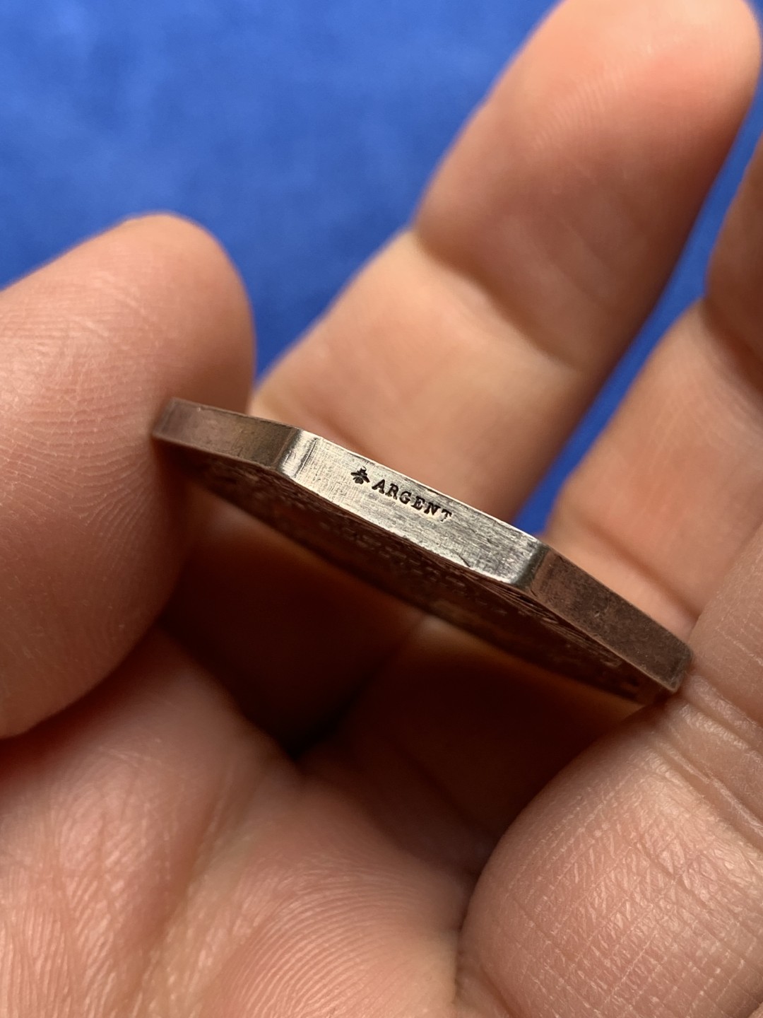 《竞宝斋》第148场-周日，周一 2场 (全场包邮) 法国 1860-1879 皮蒂维埃地区公证人 银质八角代币 16.24g，31mm，蜜蜂边铭，正面是代表公正的天平，和审慎之神标志的蛇镜之上的法律表。背面由月桂枝和橡树枝围绕而成