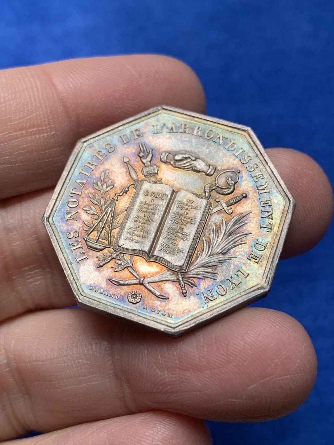 《竞宝斋》第148场-周日，周一 2场 (全场包邮) 法国 1839 里昂公证人 银质八角代币 14.39g，32.6mm，手指边铭银标 正面紫彩包浆，细节丰富