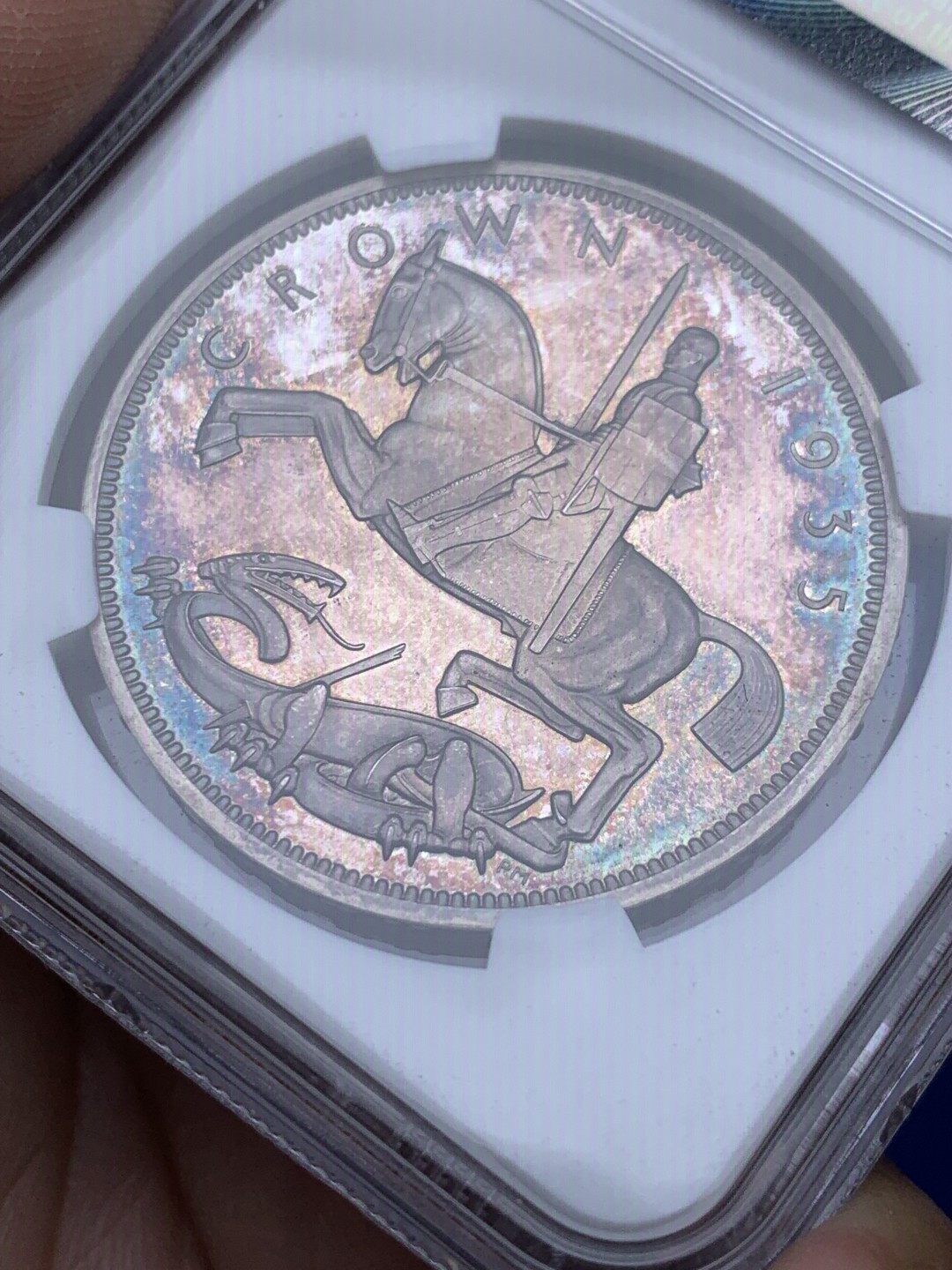 《竞宝斋》第148场-周日，周一 2场 (全场包邮) NGC PF64 CAMEO 英国1935乔治五世精制木马剑镜面底板，发行量仅2500枚