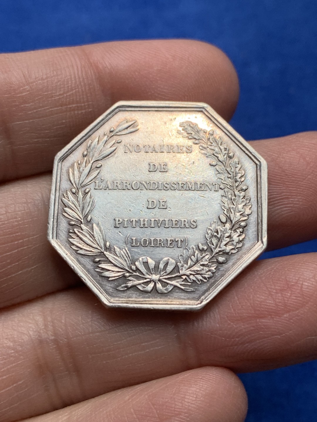 《竞宝斋》第148场-周日，周一 2场 (全场包邮) 法国 1860-1879 皮蒂维埃地区公证人 银质八角代币 16.24g，31mm，蜜蜂边铭，正面是代表公正的天平，和审慎之神标志的蛇镜之上的法律表。背面由月桂枝和橡树枝围绕而成