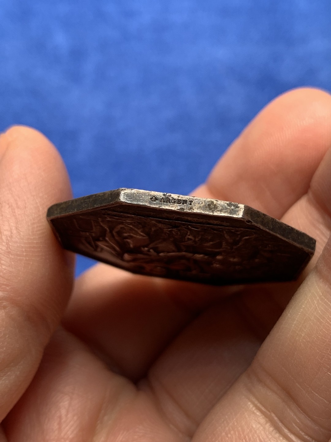 《竞宝斋》第148场-周日，周一 2场 (全场包邮) 法国 1860-1879 皇家火灾保险 银质八角代币 20.08g，36.5mm，蜜蜂边铭银标 原味包浆