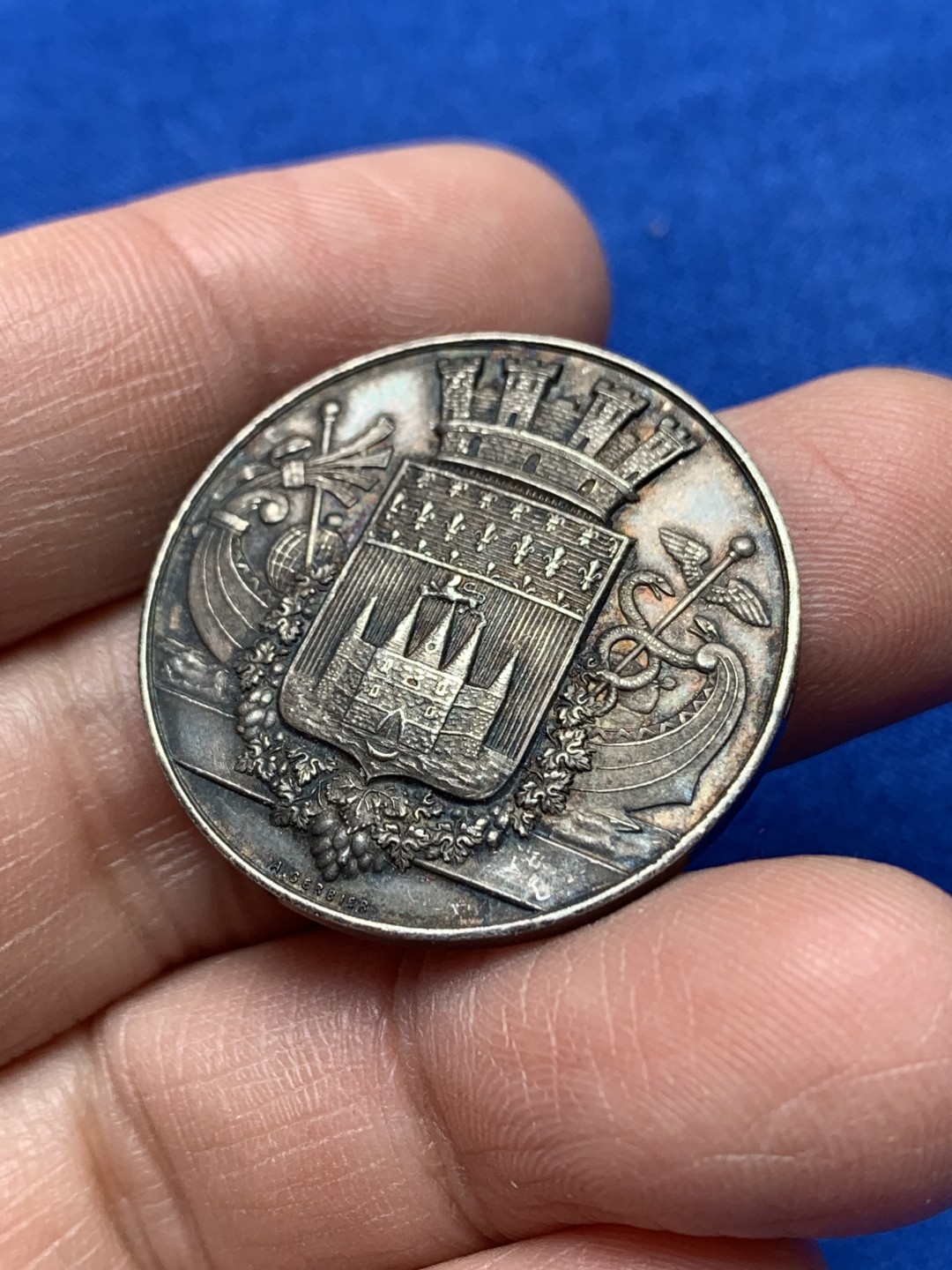 《竞宝斋》第148场-周日，周一 2场 (全场包邮) 法国 1879  波尔多制药公司 圆形银质代币 jeton 细节丰富 丰饶角边铭银标 30.1mm 13.7克