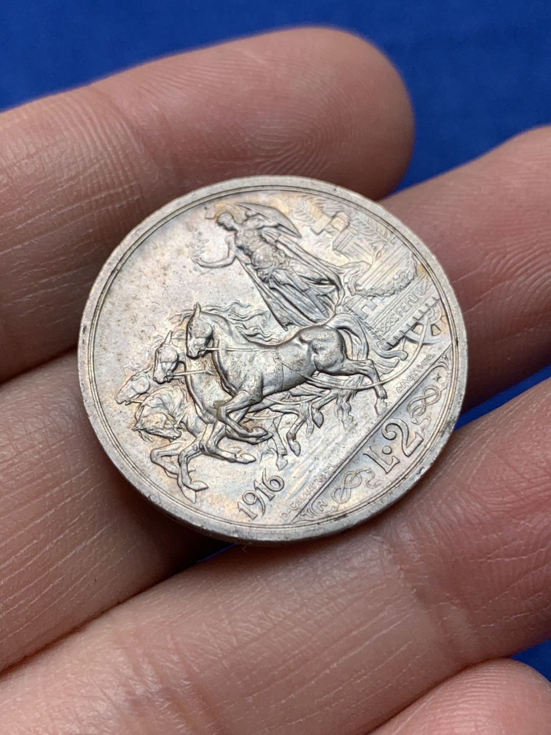 《竞宝斋》第148场-周日，周一 2场 (全场包邮) 意大利1916年 胜利马车2里拉银币 原光品