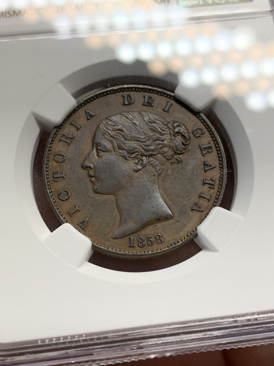 《竞宝斋》第148场-周日，周一 2场 (全场包邮) NGC-AU55BN 英国 1858年 维多利亚女王青年头像1/2便士铜币 年轻靓丽的小维 发丝高点细节清晰 状态出色 ngc严评