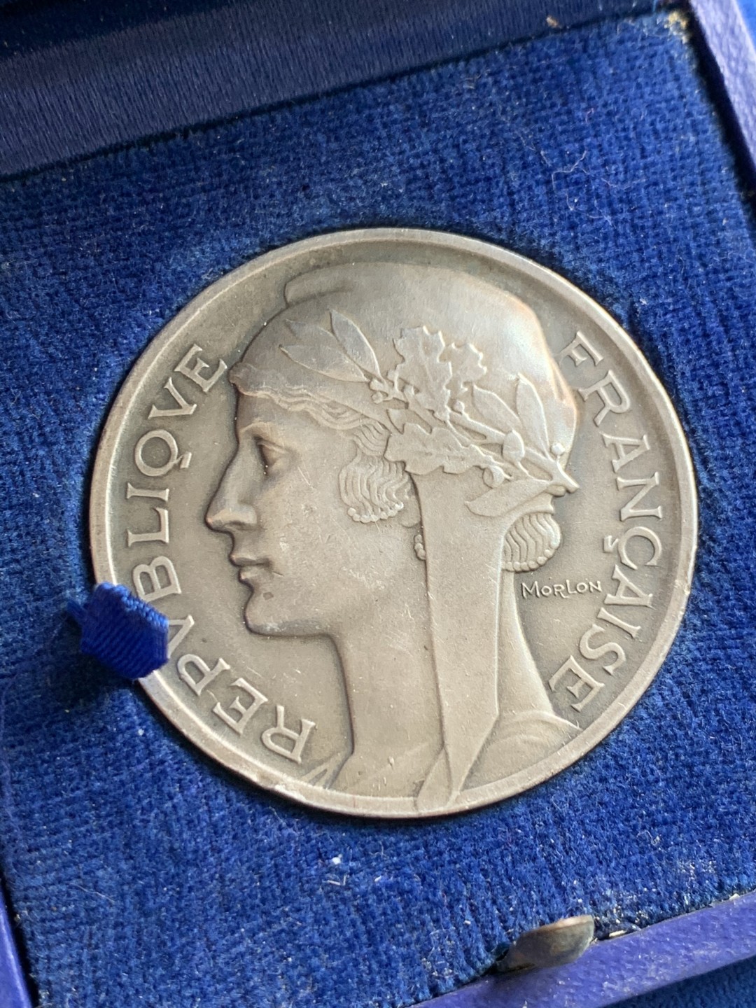 《竞宝斋》第148场-周日，周一 2场 (全场包邮) 法国 玛丽安娜 教育部艺术铜镀银章（原盒）   直径：36mm  重量：23.1g  边铭：丰饶角+铜标 蓝方盒