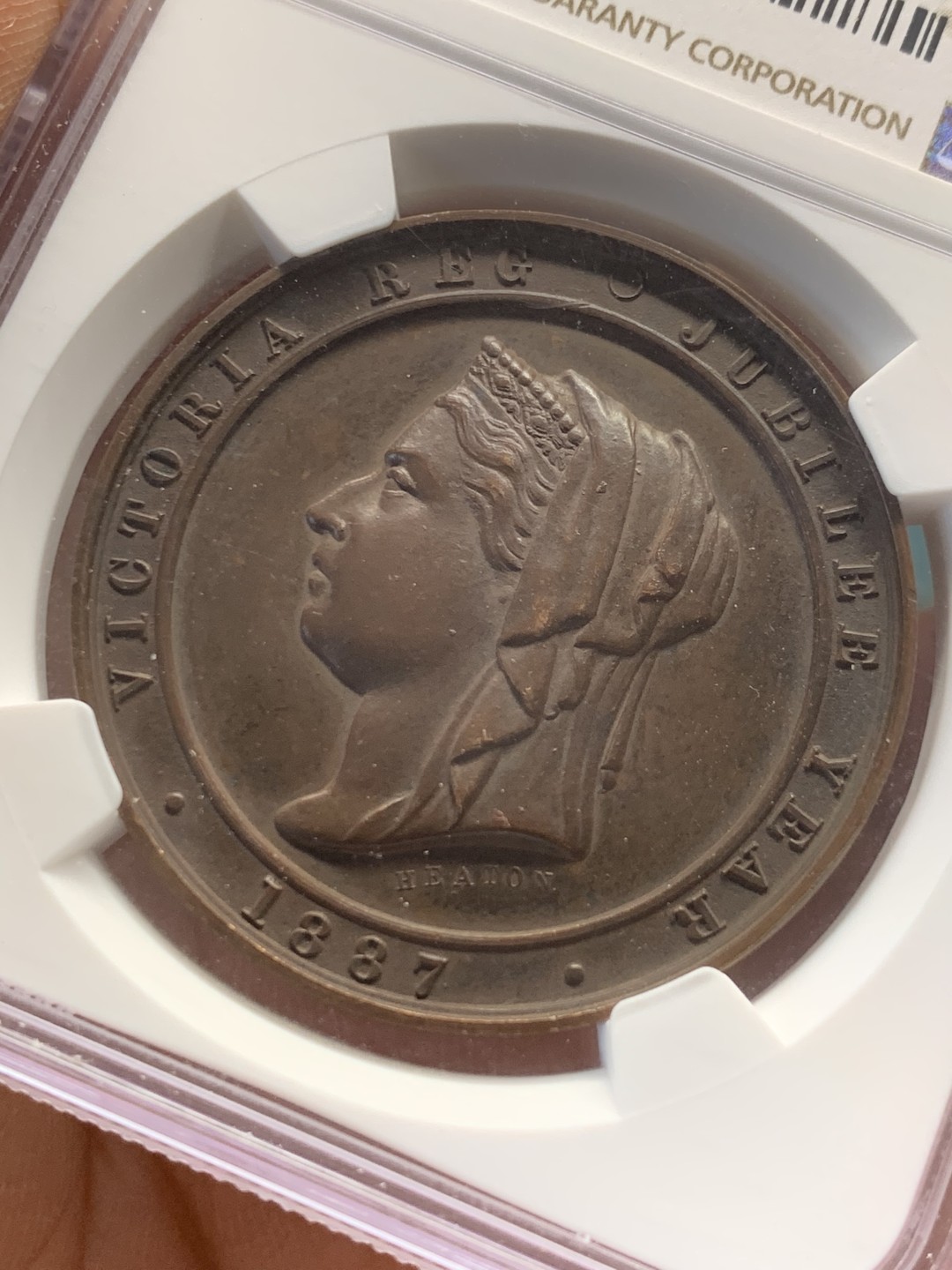 《竞宝斋》第148场-周日，周一 2场 (全场包邮) NGC-AU58 英国 1887 历史系列 维多利亚登基50周年庆典巧克力铜章