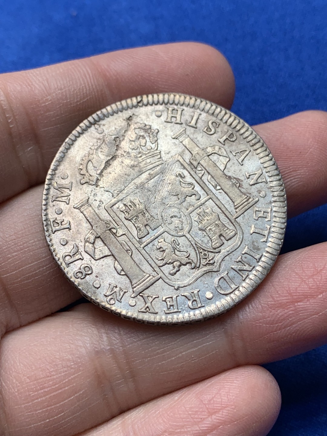 《竞宝斋》第148场-周日，周一 2场 (全场包邮) 墨西哥 1795年 卡洛斯四世 8R 双柱大银币 双面深打 脖子上有条项链痕迹 从背面痕迹来看 非人为 具体见图