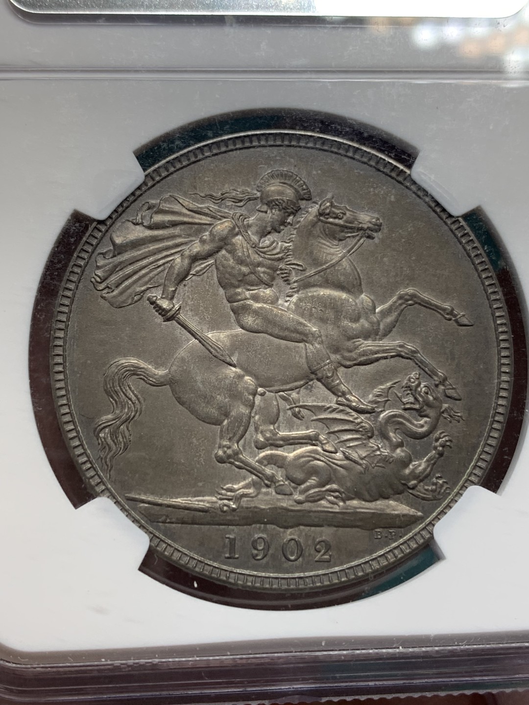 《竞宝斋》第148场-周日，周一 2场 (全场包邮) NGC-PF62Matte 英国1902年爱七马剑克朗，深色五彩包浆醇厚味道一流，自藏佳品