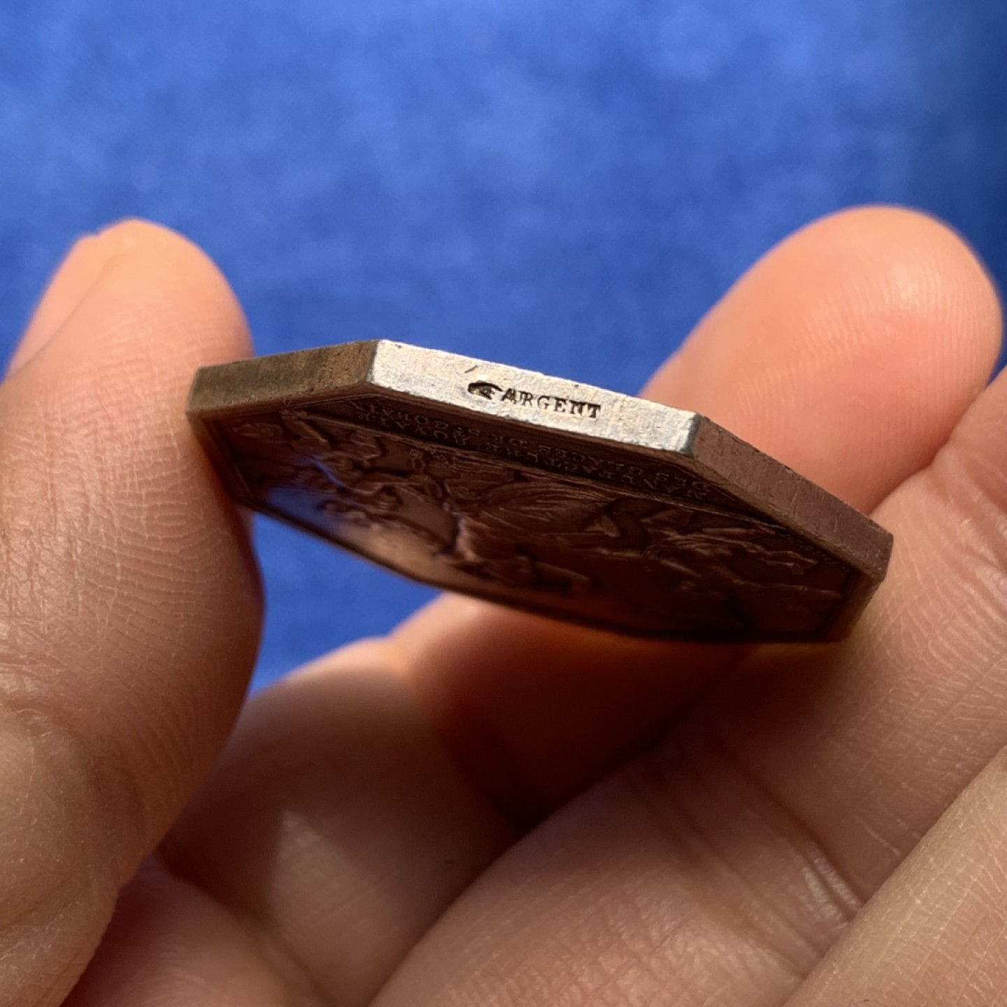 《竞宝斋》第148场-周日，周一 2场 (全场包邮) 法国 1830 魔镜 圣戈班玻璃公司 银质八角代币 18.86g，32.3mm，早期手指边铭银标