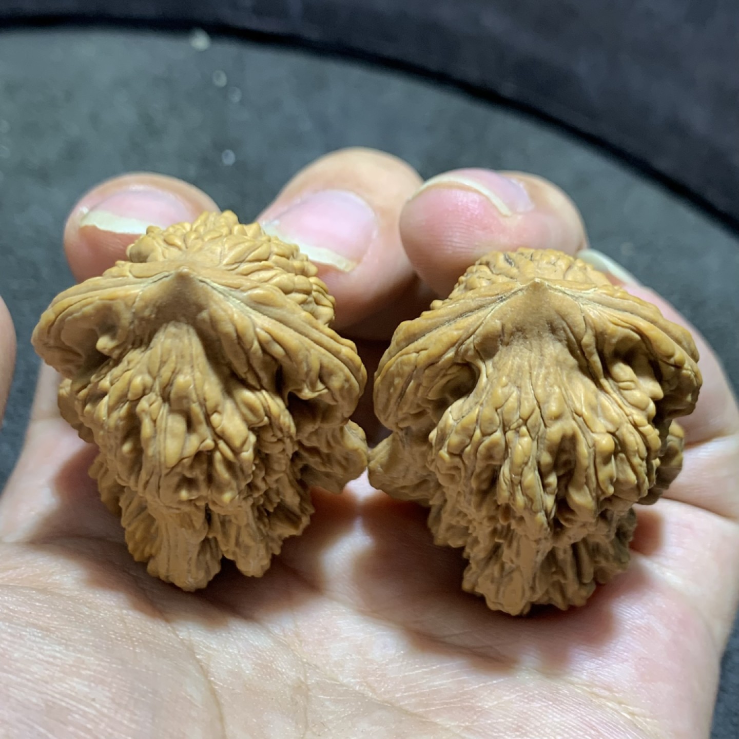 仅此一对，精美麦穗虎头异形葫芦文玩麻核桃一对！