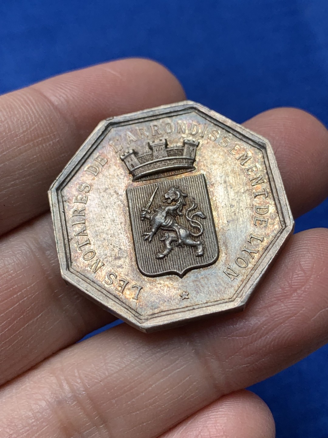 《竞宝斋》第148场-周日，周一 2场 (全场包邮) 法国 里昂市公证人 八角银质代币 jeton 17.2g 野猪头边铭 少见