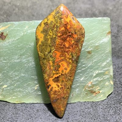 战国红玛瑙草花纹牙型吊坠一个， - 战国红玛瑙草花纹牙型吊坠一个，