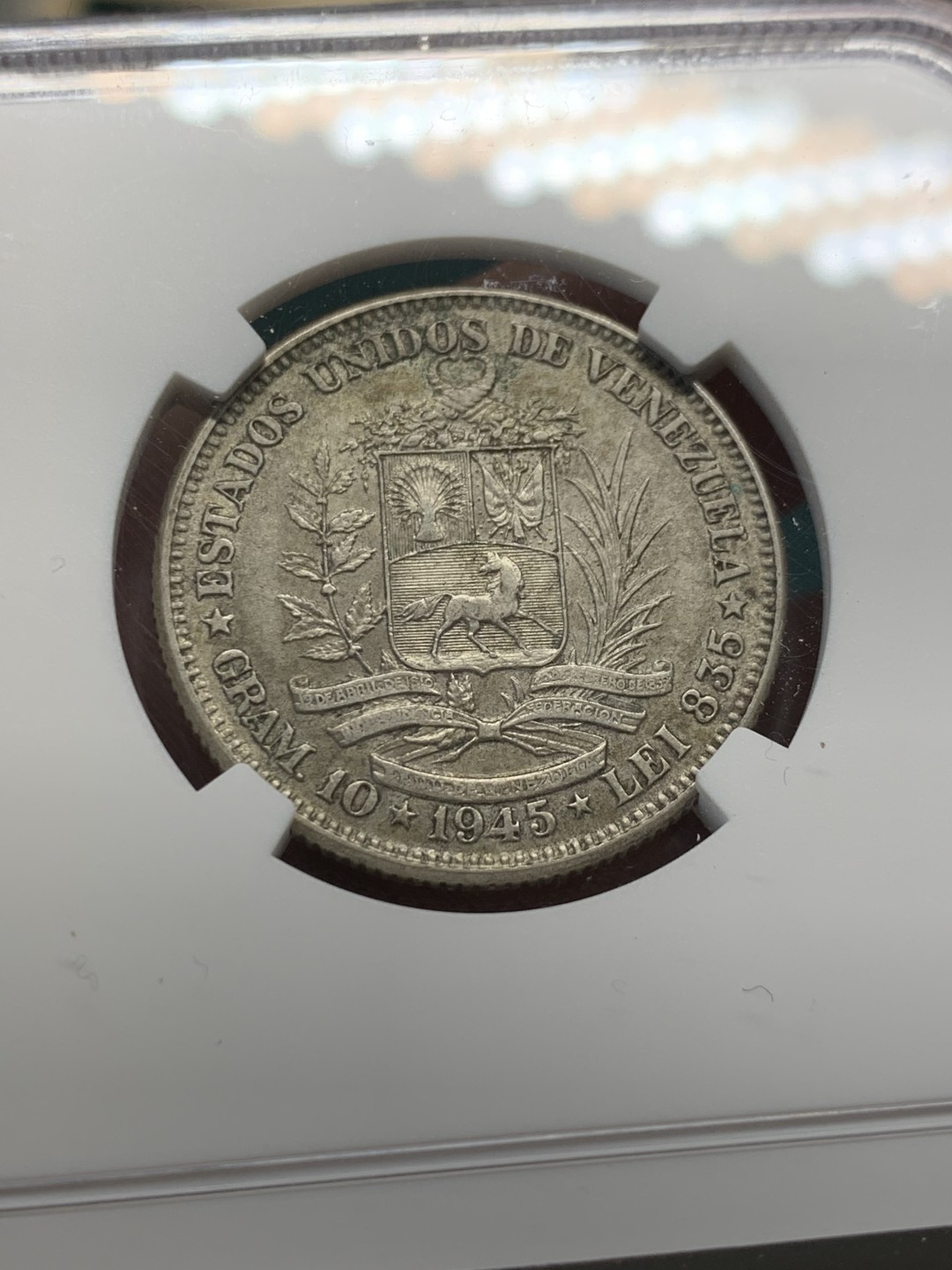 《竞宝斋》第148场-周日，周一 2场 (全场包邮) NGC-AU58 委内瑞拉1945年 2玻利瓦尔银币 这个面值好品更加少见