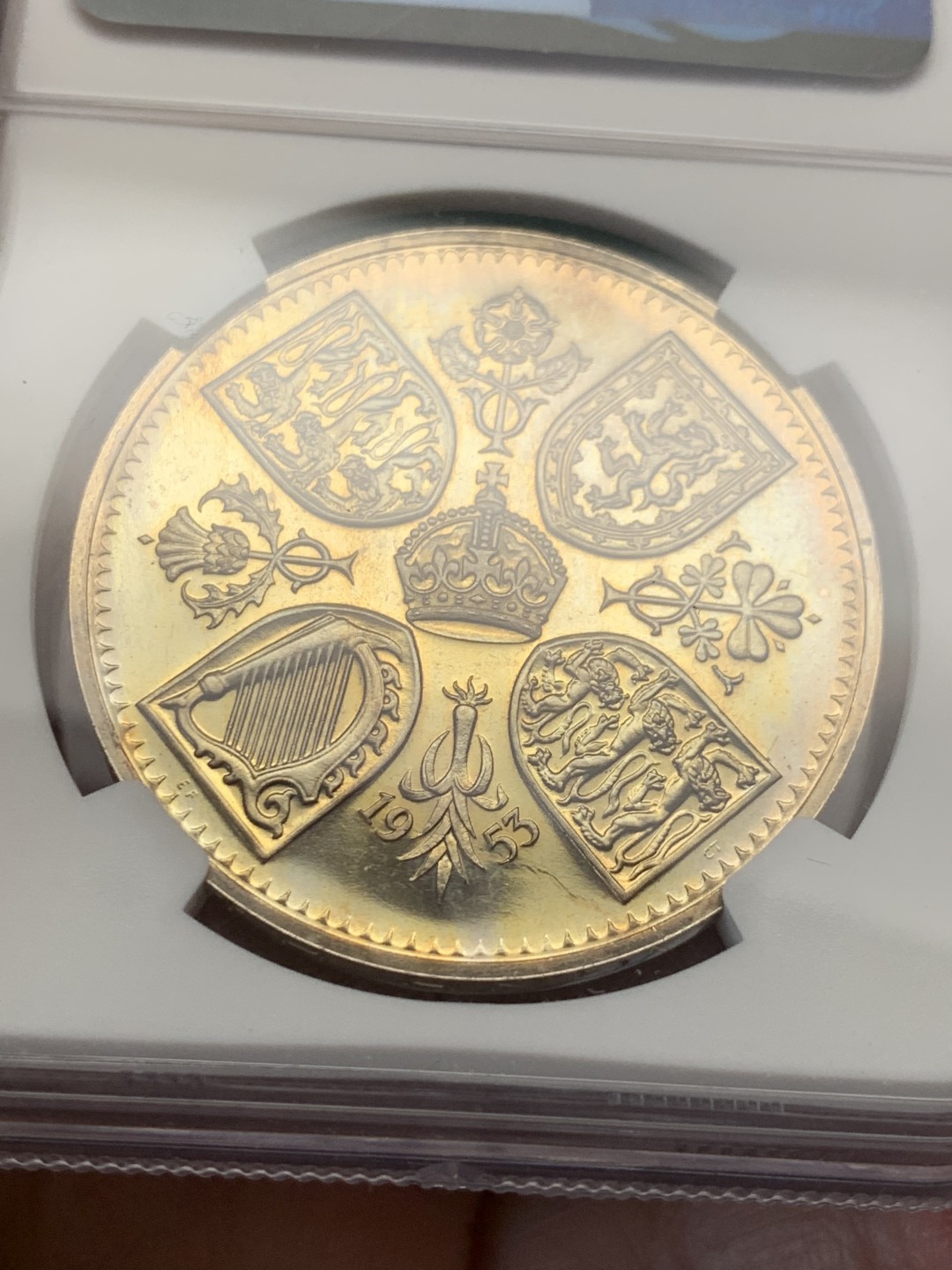 《竞宝斋》第148场-周日，周一 2场 (全场包邮) NGC-PF63 英国 1953年 伊丽莎白二世登基纪念精制1克朗 币面淡金色包浆 镜面效果好